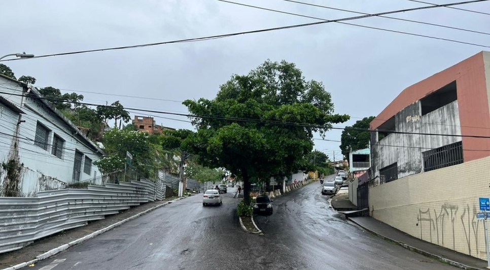 As obras foram realizadas após avaliações técnicas identificarem risco estrutural em imóveis localizados na encosta. Foto: Reprodução/Internet.