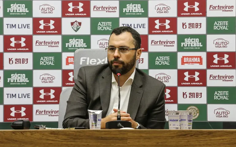 Presidente do Fluminense banca Mano Menezes após torcida ir ao CT protestar: 'Temos confiança'