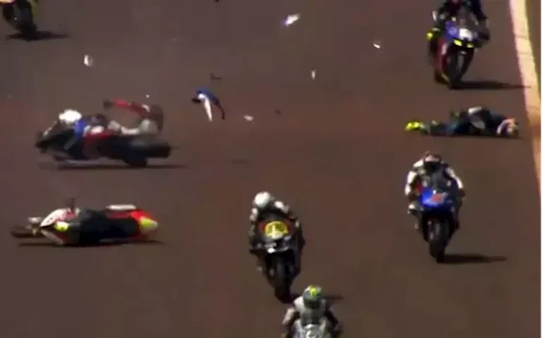 Couro, pontos de contato e protetor lombar: que equipamentos de segurança o Brasileiro de Motovelocidade exige de seus pilotos