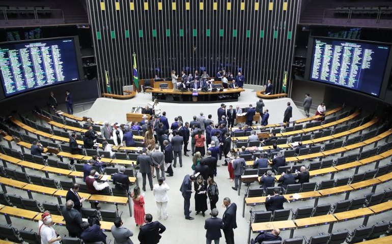 Câmara aprova regras para suspensão cautelar do mandato de deputado federal; acompanhe