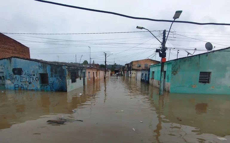 Nível do rio sobe e provoca alagamentos em São Miguel dos Campos-AL