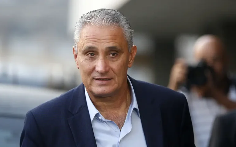 Tite é internado após arritmia causada pela altitude; ônibus do Fla é apedrejado em La Paz