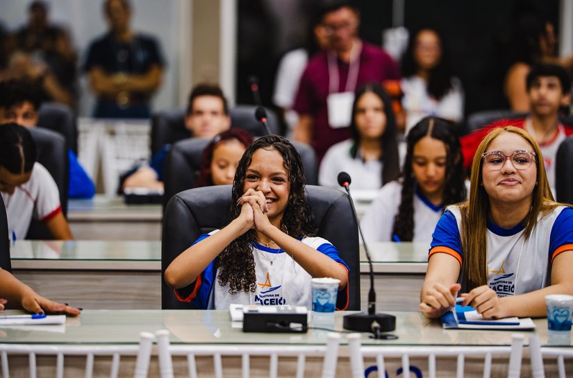 Estudante de escola municipal se destaca em projeto que aproxima jovens do legislativo