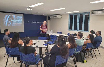Saúde de Maceió promove curso sobre prescrição de meios auxiliares de locomoção fornecida pelo SUS