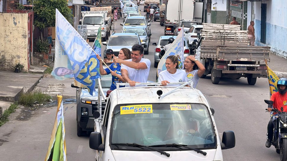 Rui Palmeira é recebido com carinho pelos moradores durante caravana no Vergel