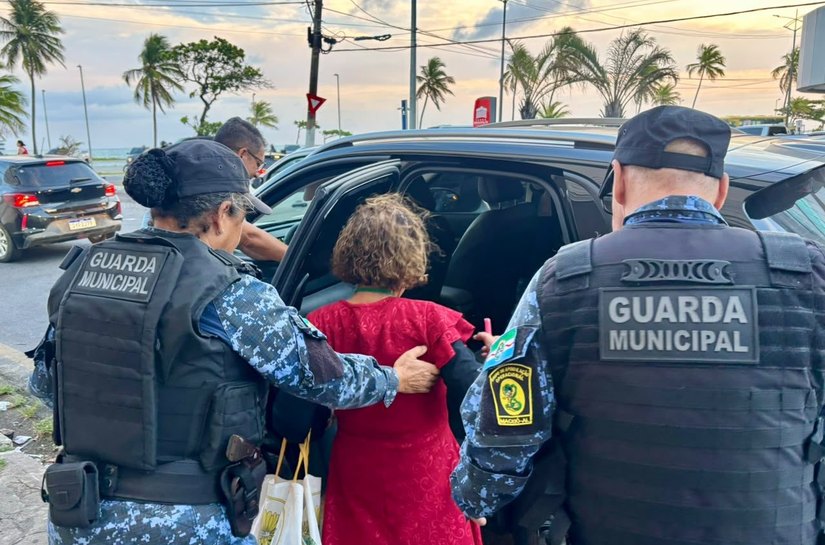 Guarda Municipal de Maceió ajuda idosa com início de Alzheimer que estava perdida no Centro