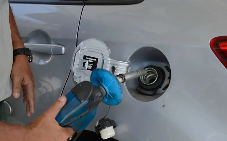 Brasil vai buscar autossuficiência em diesel e gás de botijão, diz ministro de Minas e Energia