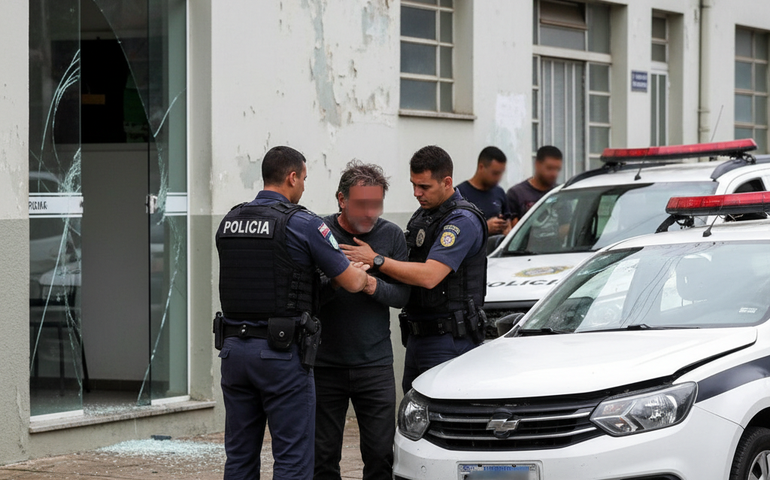 Homem é detido após quebrar viatura e danificar fachada de delegacia na Baixada Fluminense