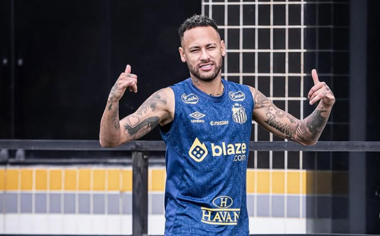 Em recuperação de lesão na coxa esquerda, Neymar faz trabalhos no gramado do CT do Santos