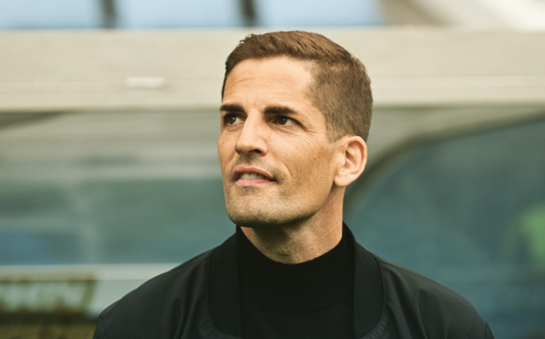 Técnico doa metade do salário após time levar goleada: 'Nunca me senti tão envergonhado'