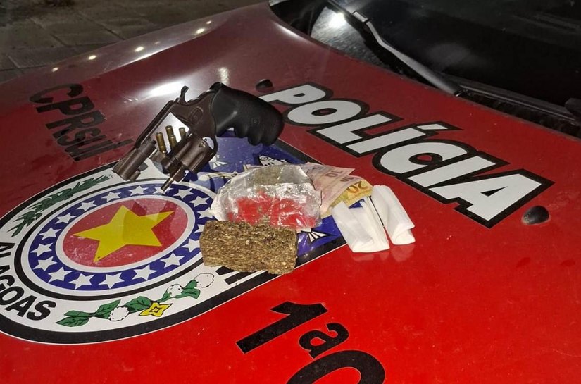 Homem tenta evitar abordagem da PM, mas é flagrado e preso com arma e drogas em Anadia