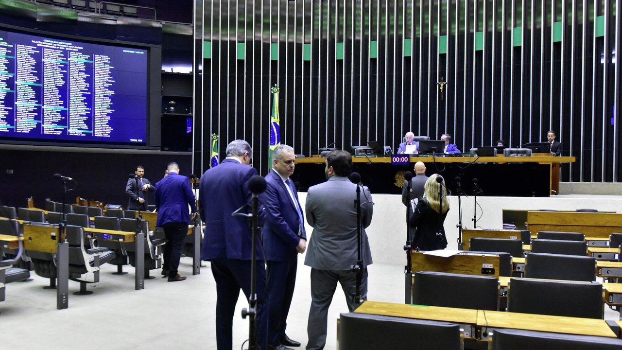 Motta marca sessão e pode punir deputados que atrapalharem trabalhos em meio a protesto pró-Bolsonaro