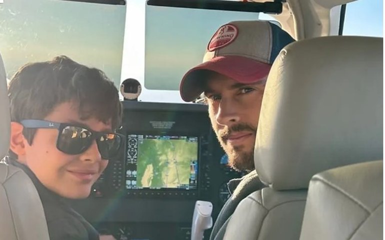 Dias antes de acidente de avião, fazendeiro se filmou deixando filho de 11 anos pilotar enquanto bebia; vídeo