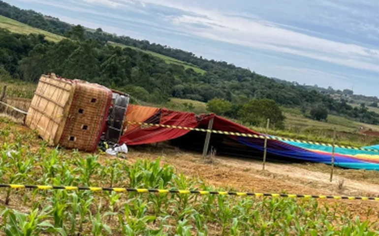 Balão com 35 pessoas cai no interior de SP