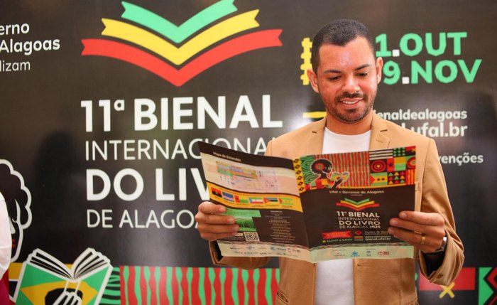 Tema “Brasil e África ligados culturalmente nas suas raízes e ritos”