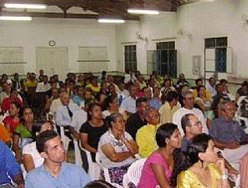 104 casais ouvem atentamente os ensinamentos durante as palestras