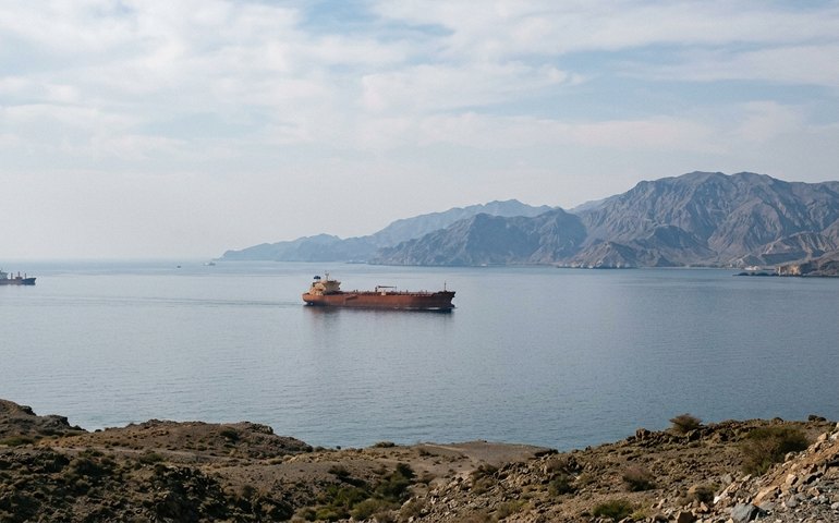 Fluxo de embarcações no Estreito de Ormuz segue abaixo do normal após cessar-fogo