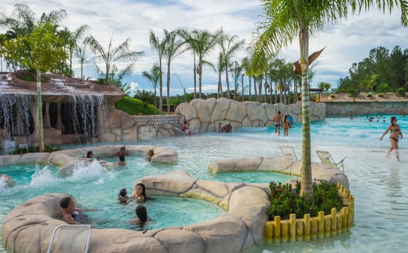 Conheça um destino brasileiro que oferece águas termais quentinhas e relaxantes