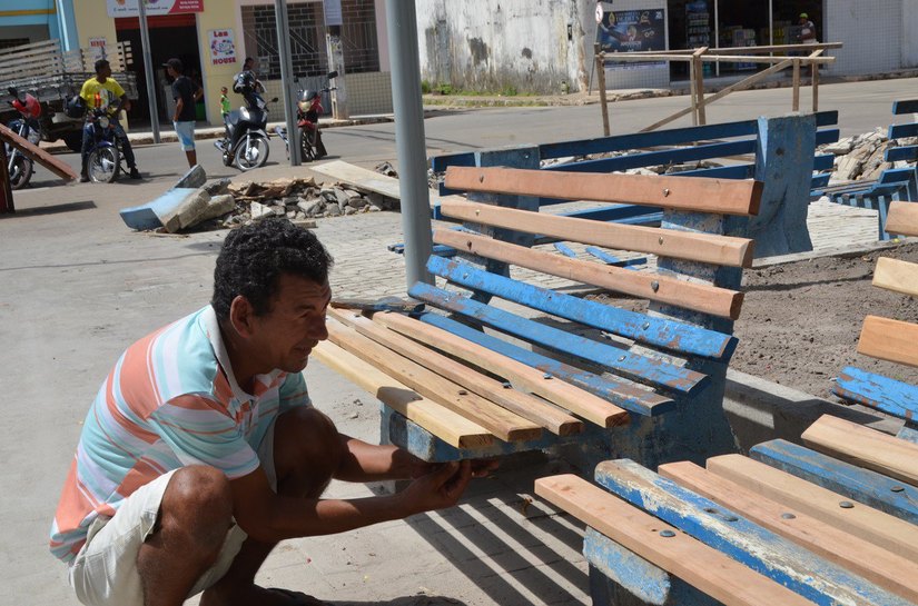 Ornamentação do Projeto Coruripe Encantado começa a ser montada na Praça Central