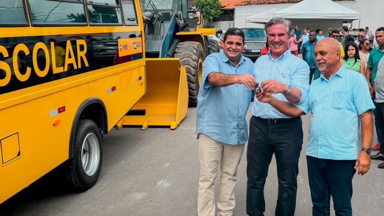 Collor faz entrega de pá carregadeira e ônibus escolar em Santa Luzia do Norte