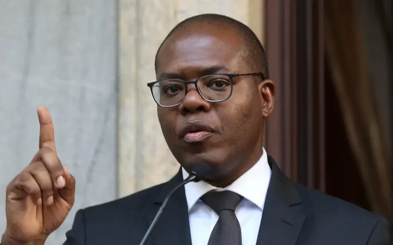 Homem é condenado por injúria racial contra ex-ministro Silvio Almeida