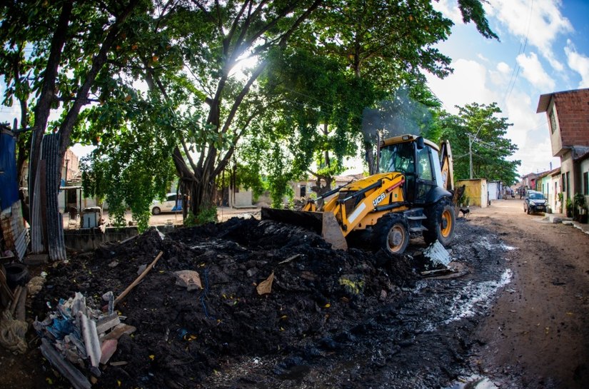 Em 2025, limpeza nos canais da capital retirou mais de 11 mil toneladas de resíduos