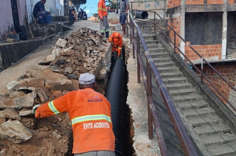 Infraestrutura substitui seis metros de tubulação durante ação de manutenção no Feitosa