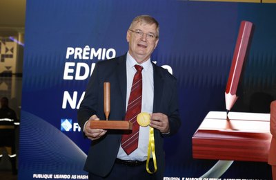 Coordenador da OBA e da OBAFOG recebe Prêmio Educação na Frente 2026 por contribuição à educação brasileira