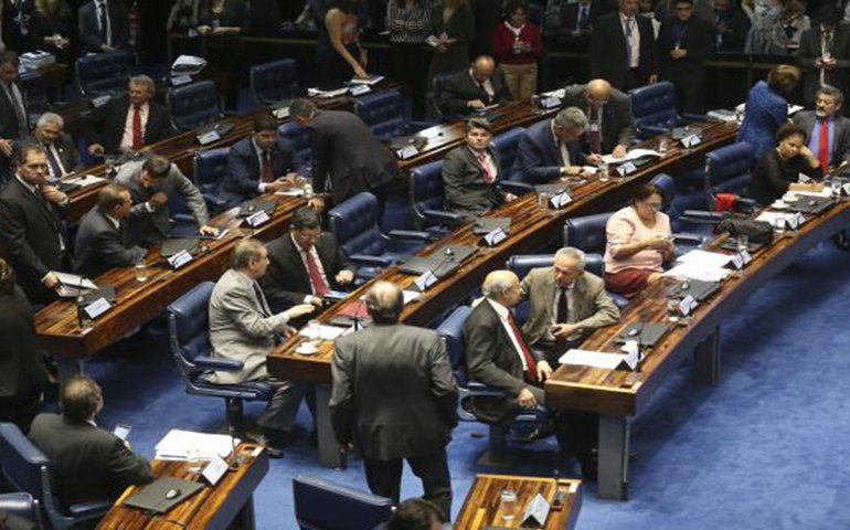 Após votar destaques, Senado aprova texto final da PEC do Teto sem alterações