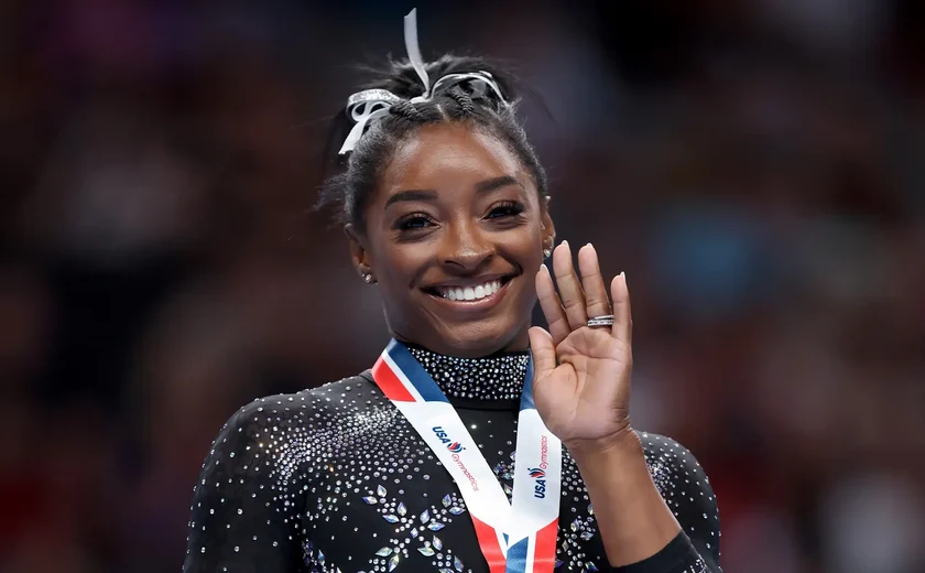 Após Simone Biles sofrer críticas sobre seu cabelo na Olimpíada de Paris; famosas rebatem: 'Chacota e escárnio'