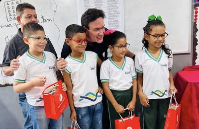 Prefeito Jorge Galvão faz a entrega de óculos do programa Veja Bem a alunos de Jundiá