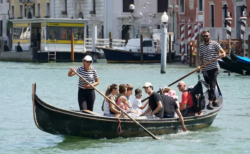 Turistas 'invadem' gôndolas de transporte em Veneza