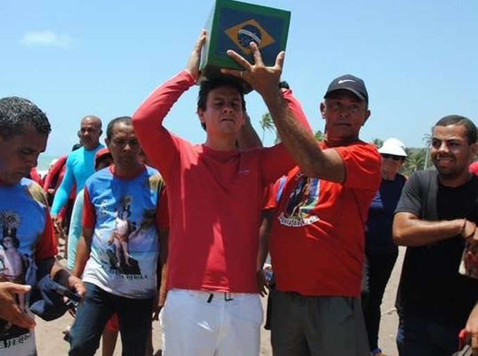 Fiéis acompanham imagem de São Sebastião em Jequiá da Praia