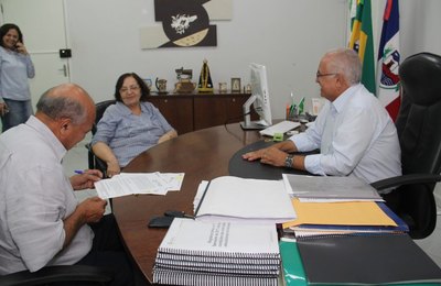 Prefeito Rogério Teófilo assina termo de compromisso junto ao FDLIS