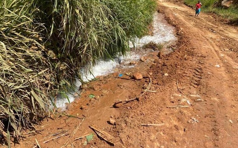 Máquina rompe adutora e prejudica produção de água em Colônia Leopoldina