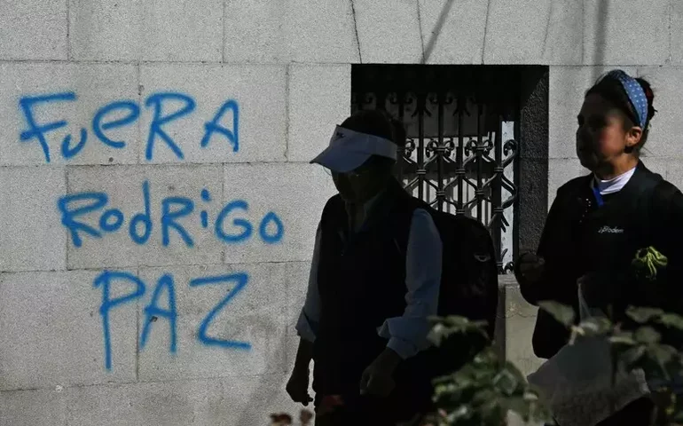 Violência avança na Bolívia com confrontos entre manifestantes e polícia