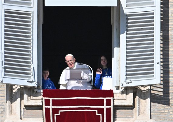 Papa critica 'espiral da morte' no Oriente Médio