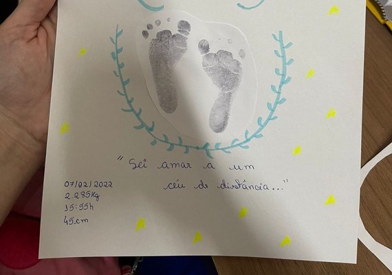 Mães em hospital recebem desenhos da placenta de seus filhos