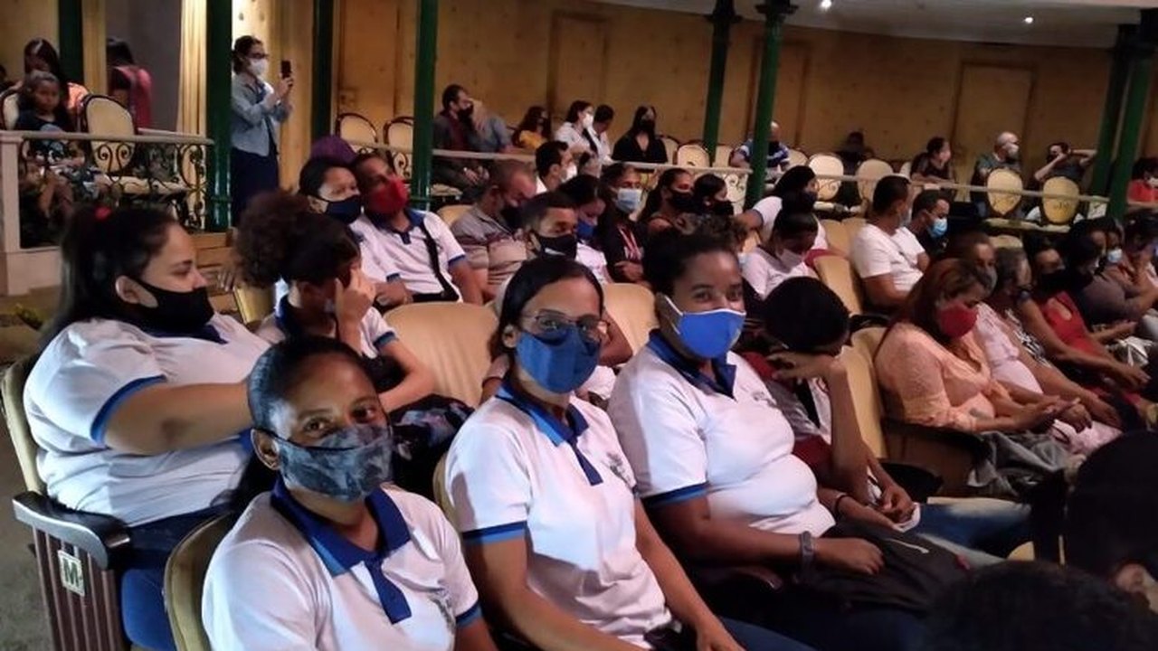 Educação leva estudantes da Educação de Jovens Adultos e Idosos para assistir espetáculo teatral