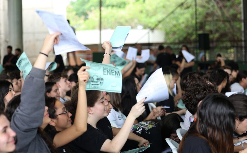 Na reta final do Enem, alunos participam de aulões e tentam relaxar