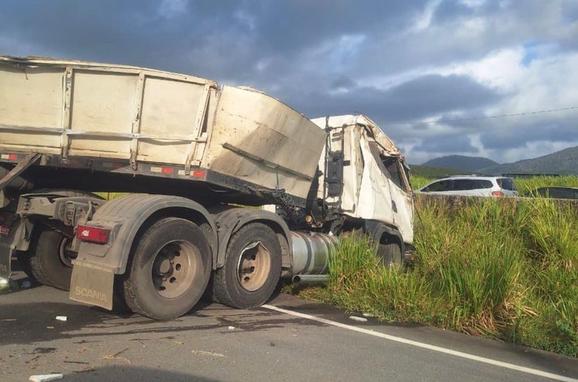 Motorista perde o controle da direção e carreta atinge ponto de ônibus, em Messias