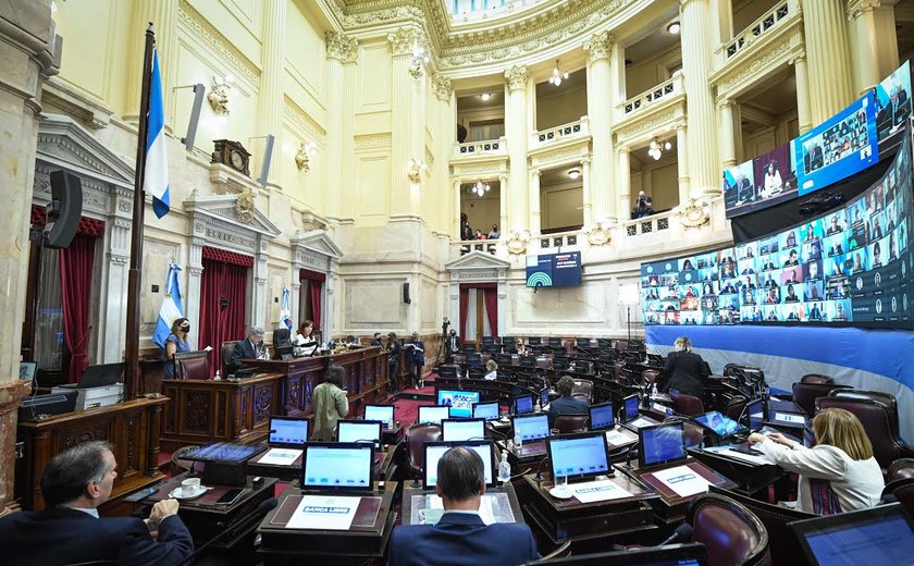 Senado argentino rejeita megadecreto de Milei em sessão tensa convocada por vice