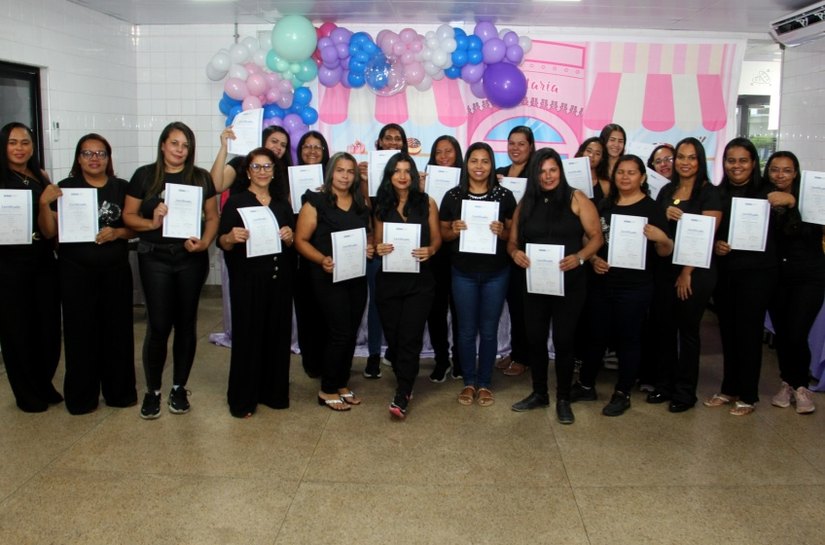 Usuários do Acessuas Trabalho recebem certificado de conclusão em confeitaria