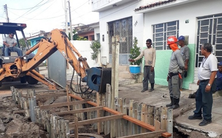 Casal realiza conserto de rede coletora de esgoto no Trapiche da Barra