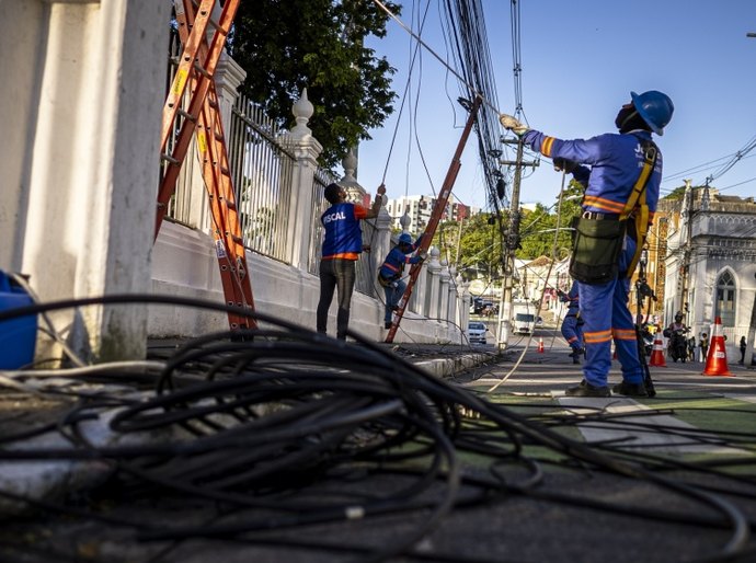 Projeto Poste Limpo completa um ano com mais de 200 toneladas de fios retiradas em Maceió