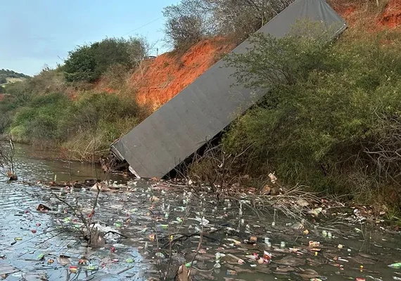 Carreta tomba e cai em açude na Serra das Pias da rodovia AL-115