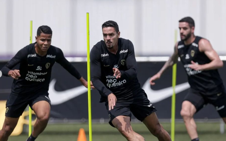 Quarteto volta a campo e Corinthians treina 'completo' de olho no jogo com o Bahia