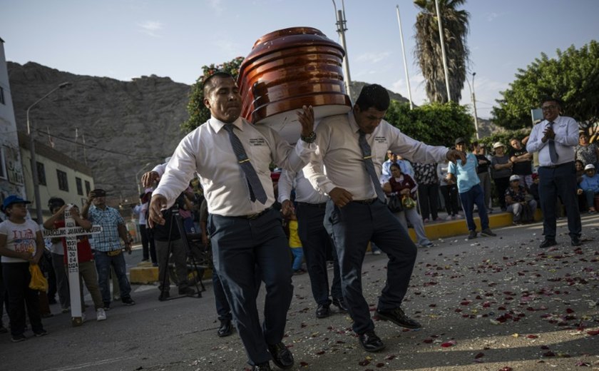 'Dançarinos da morte' protagonizam enterros festivos e trocam dor pelo riso no Peru; vídeo