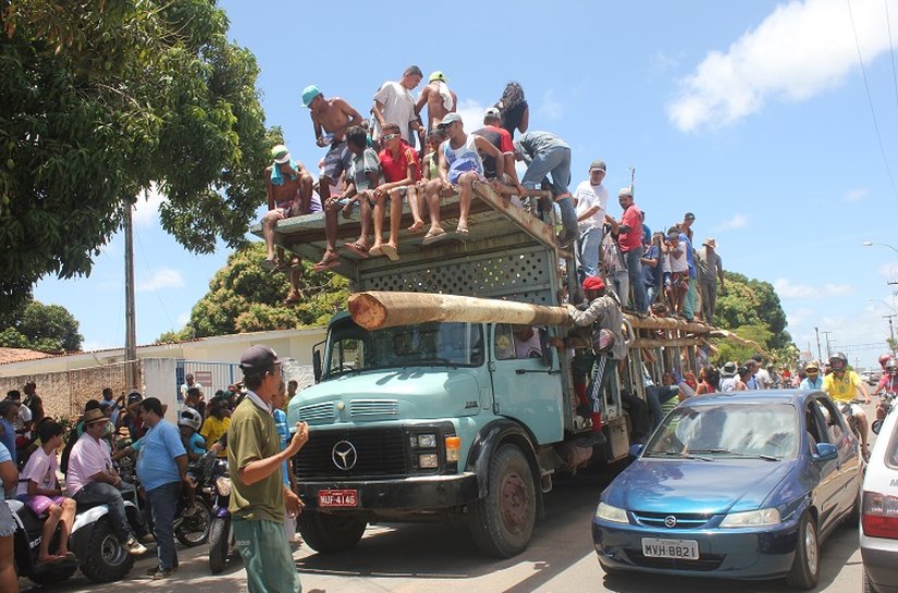 Coruripe realiza a busca do mastro e se prepara para a festa da padroeira