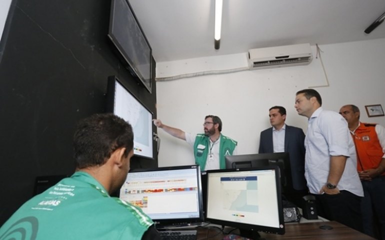 Governador anuncia plano conjunto de socorro às vítimas das chuvas em Sala de Alerta